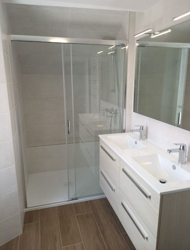 Douche et meuble de salle de bains